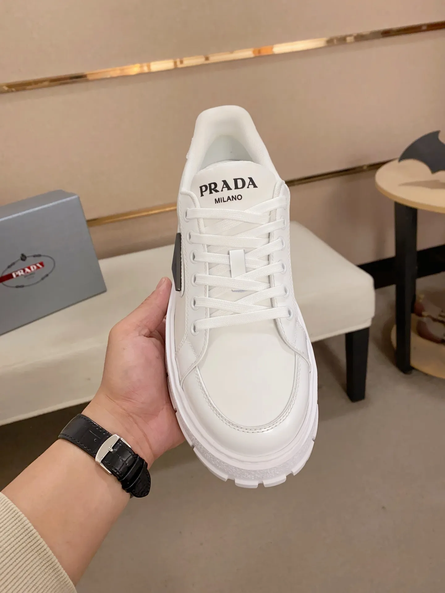 Men's shoes 💰 580💰 ✔️✔️✔️Higher version High-quality new PRADA (Prada) counters are launched simultaneously. The new men's shoes and 😘 fabrics are made of high-tech glue-spraying technology. Lining: Full cowhide lining. 👍🏿 High-end ☄️ Air-cushion molded anti-slip foam outsole, exquisite lines, simple and elegant, comfortable and high-end for leisure travel. Code number: 38 to 44 (45 can be customized and cannot be returned or exchanged)